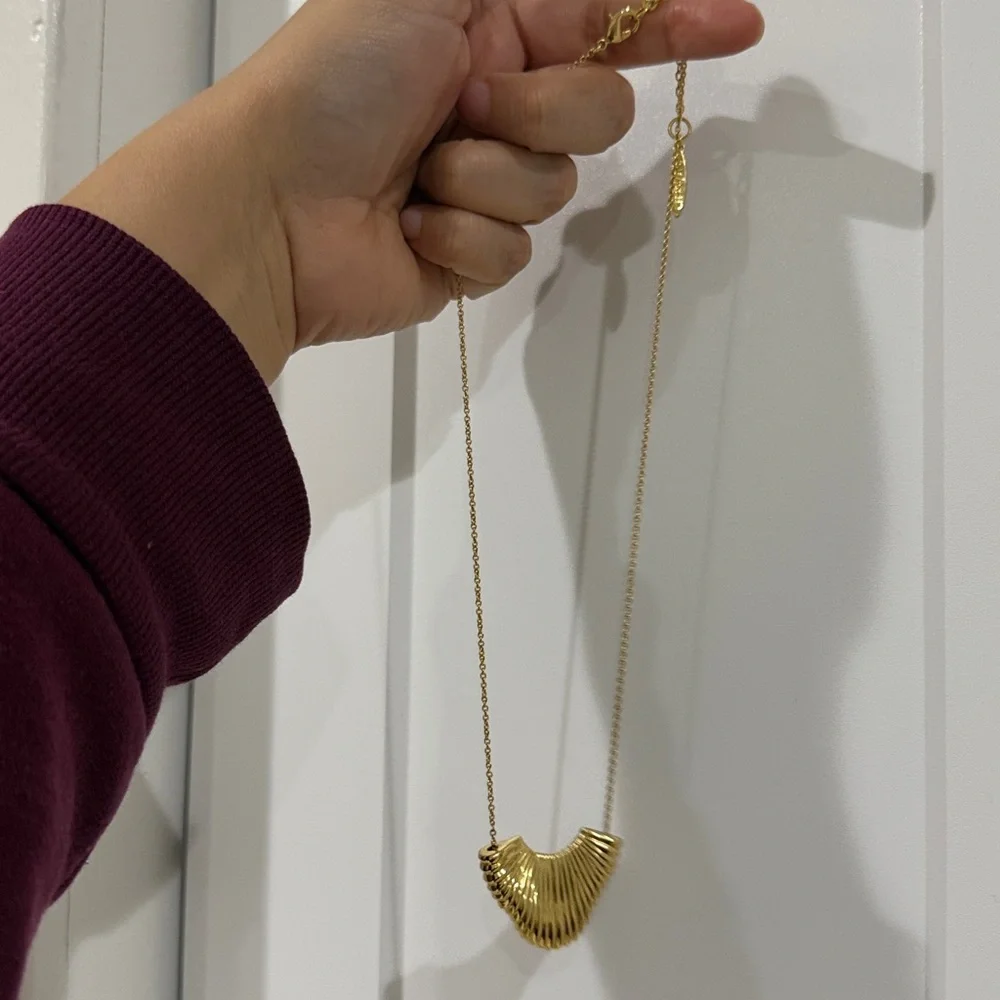 Sole Society Women’s Gold Chunky Textured Arrow Pendant 18